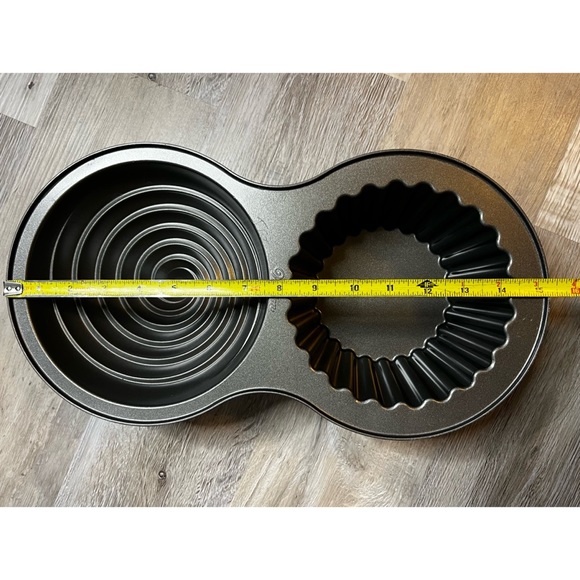 Wilton Dimensions Giant Cupcake Pan - Picture 11 of 11